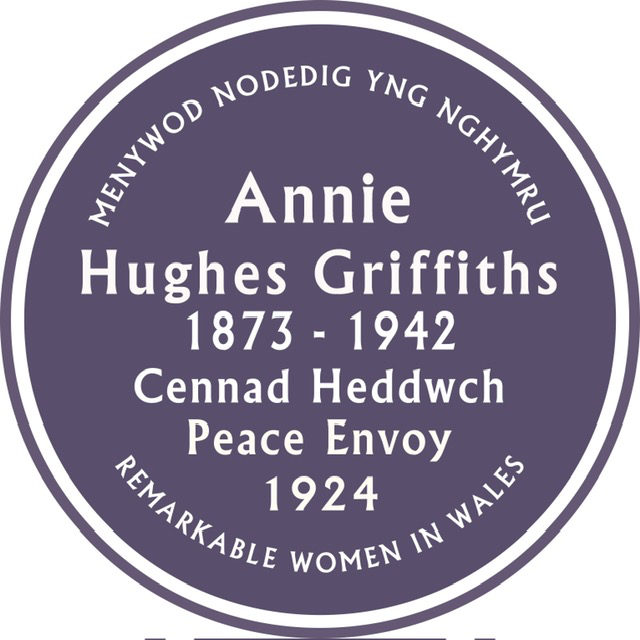 Plac porffor yn anrhydeddu Annie Hughes Griffiths / Purple plaque honouring peace envoy Annie Hughes Griffiths