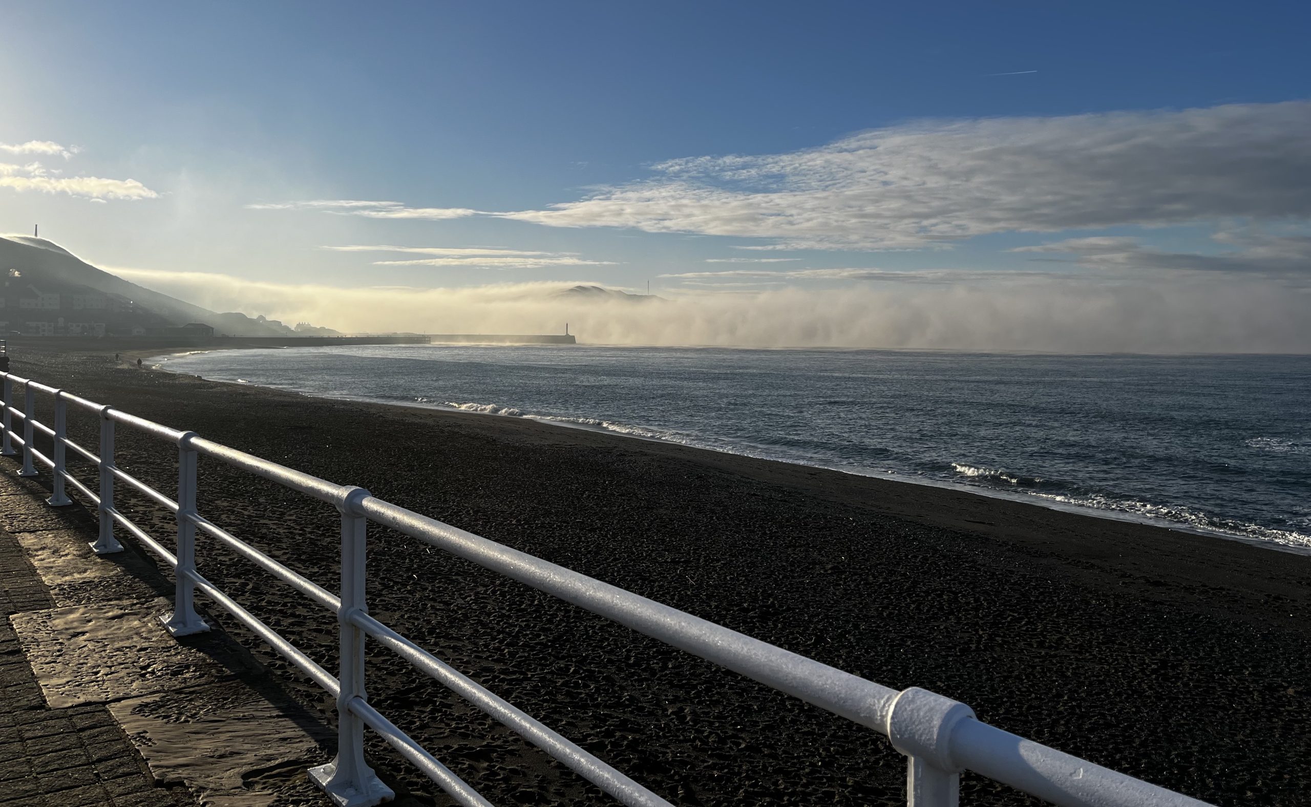 Golygfa o'r môr a rheilins y prom yn Aberystwyth